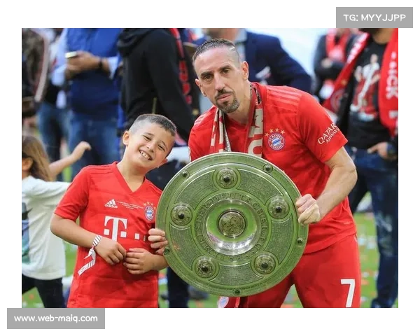 罗本绝杀力压多特蒙德 拜仁捧起德甲冠军奖杯